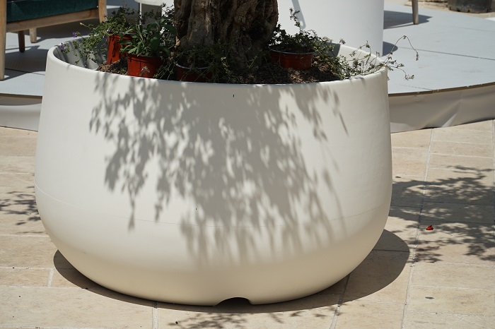 grande vaso per albero della linea Acaya di Vasar nel colore Bianco Perla